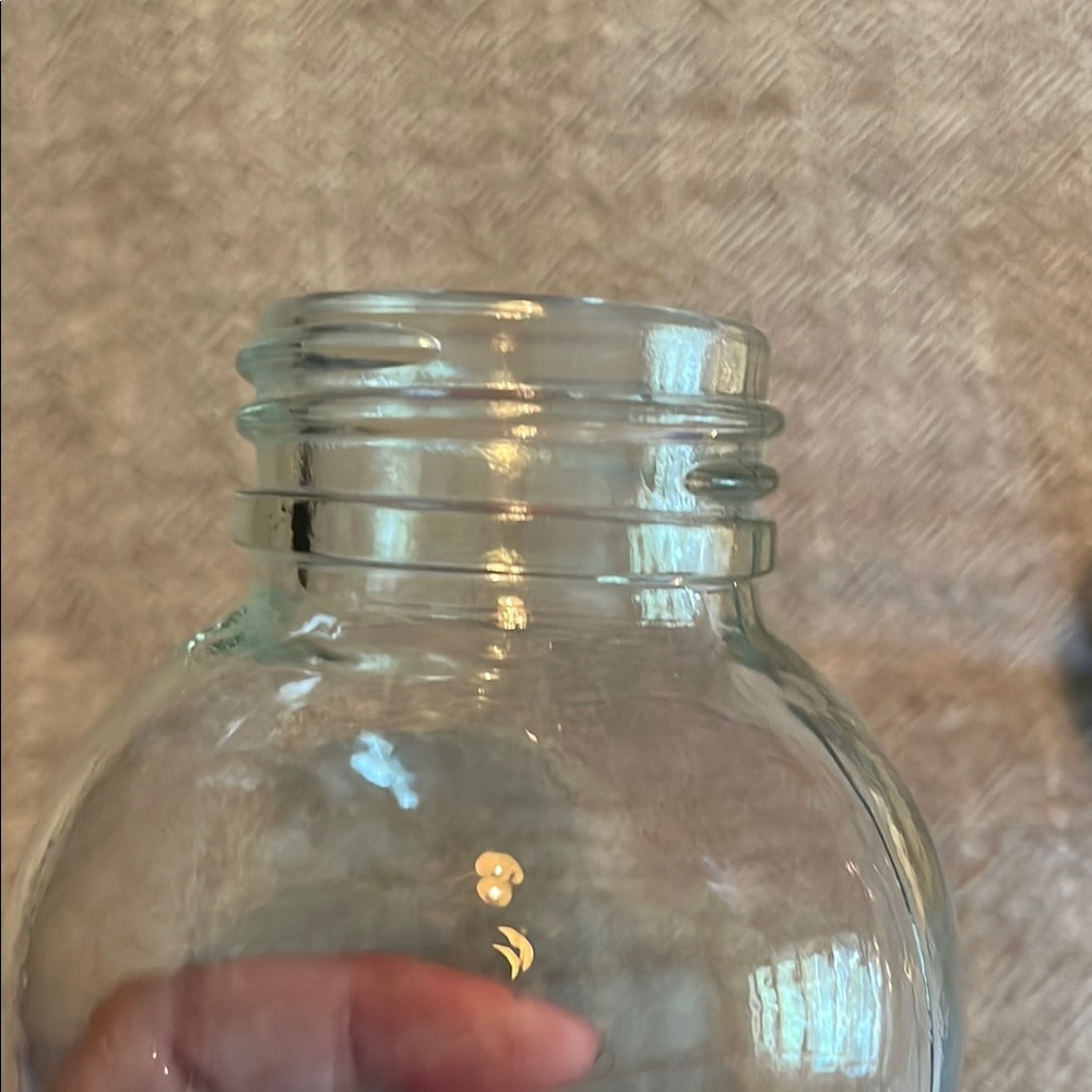 Maker's Mark Glass Bottles with wooden Caps - Picture 4 of 5